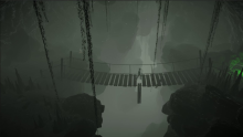 Ingame-Screenshot aus einem Level: Die Spielerfigut geht in einer nebeligen Höhle über eine brüchige Hängebrücke